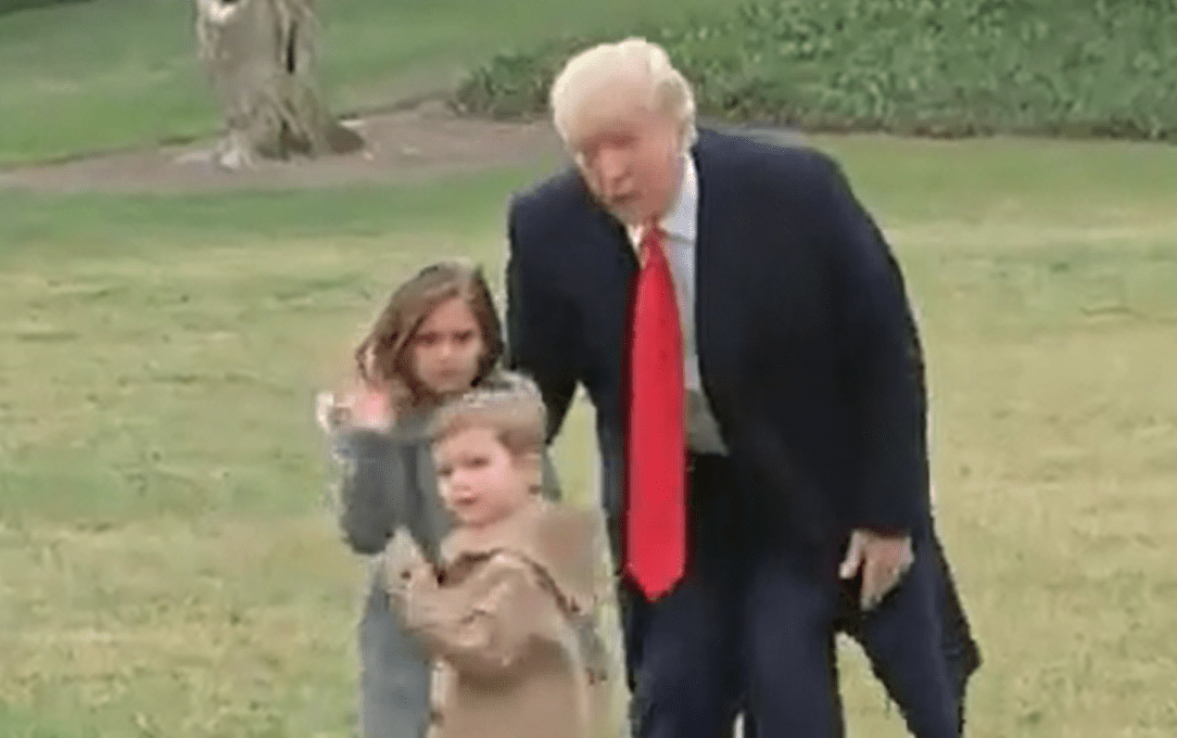 Ong Trump choi dua cung chau ngoai vao cuoi tuan hinh anh