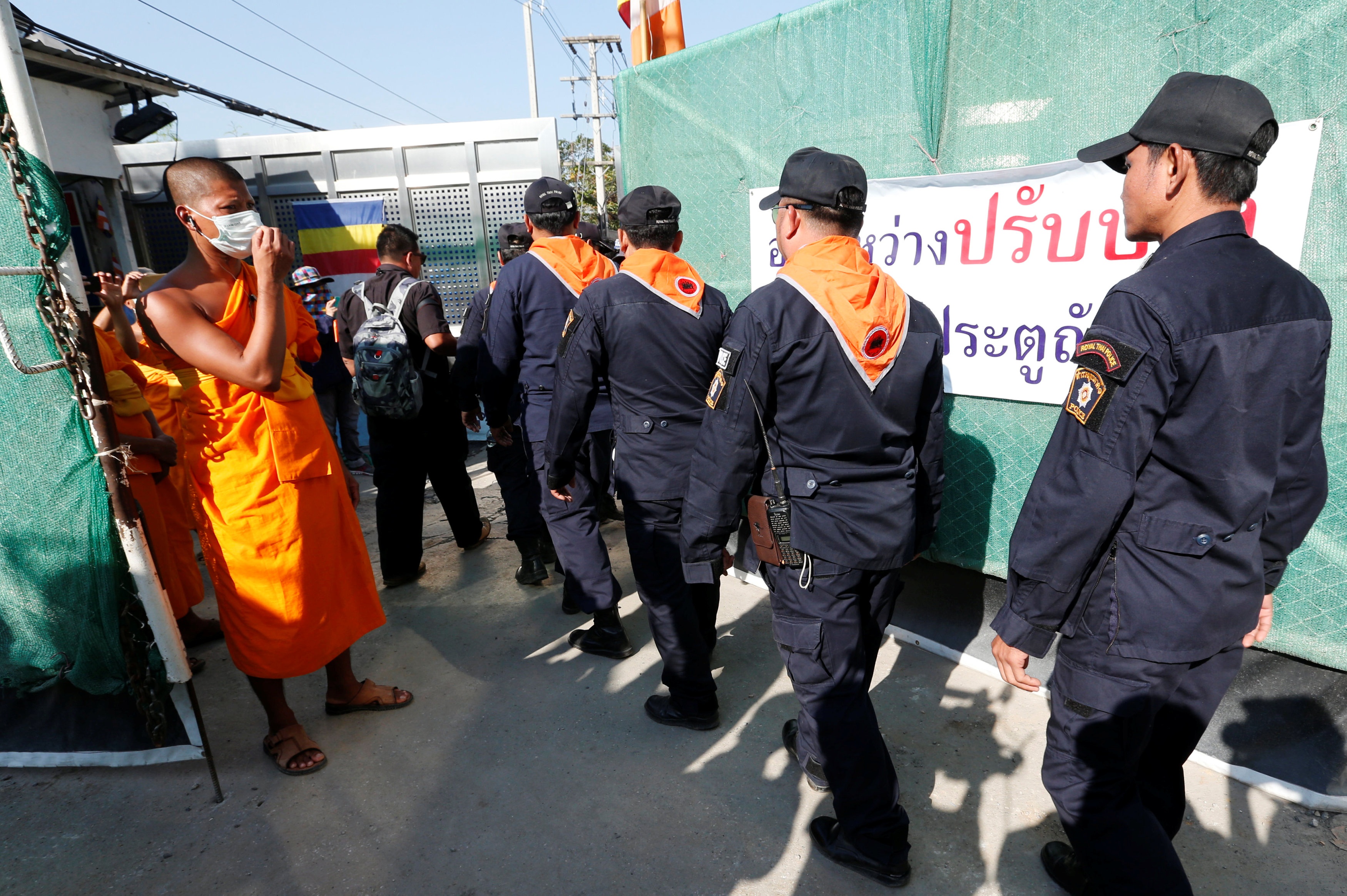 Nhung ngay canh sat Thai bao vay chua co nha su tham nhung hinh anh