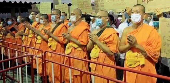 1.500 nguoi doi dau canh sat o chua su Thai bi to tham o hinh anh