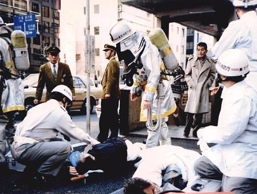 Tan cong bang khi doc tren tau dien ngam Tokyo hinh anh