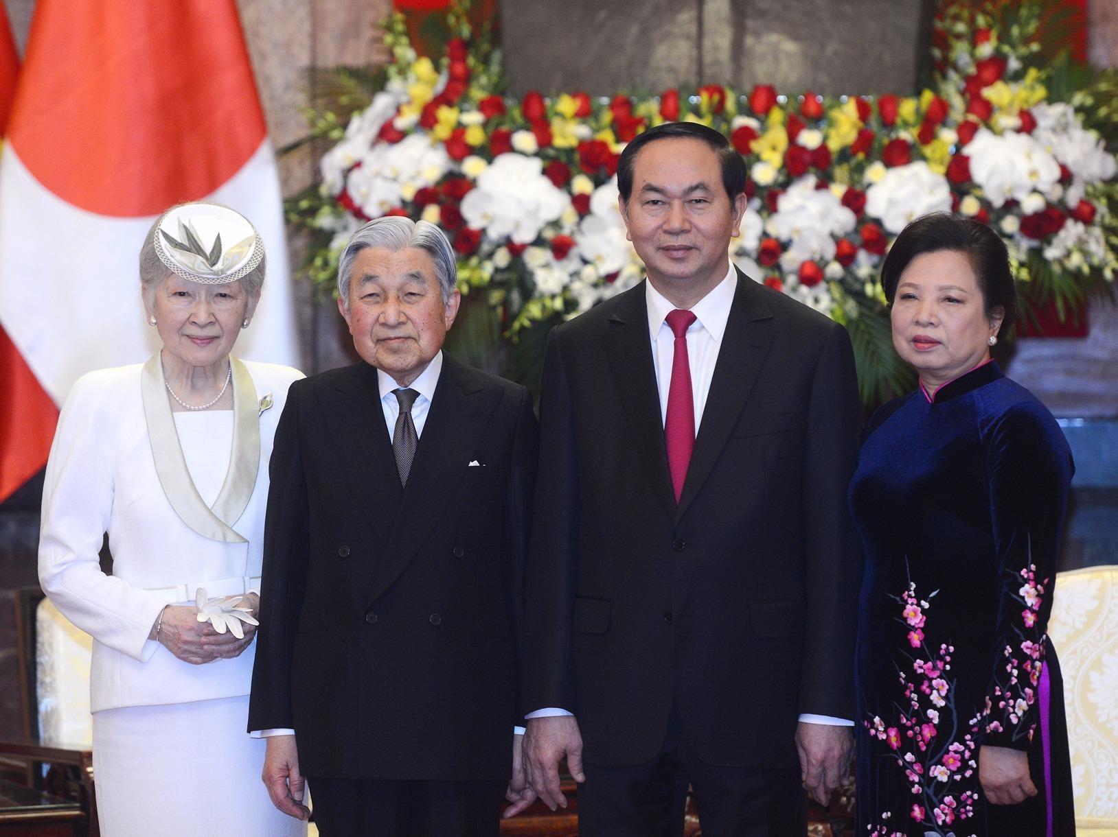 Nha vua va Hoang hau Nhat vui mung khi lan dau tham Viet Nam hinh anh