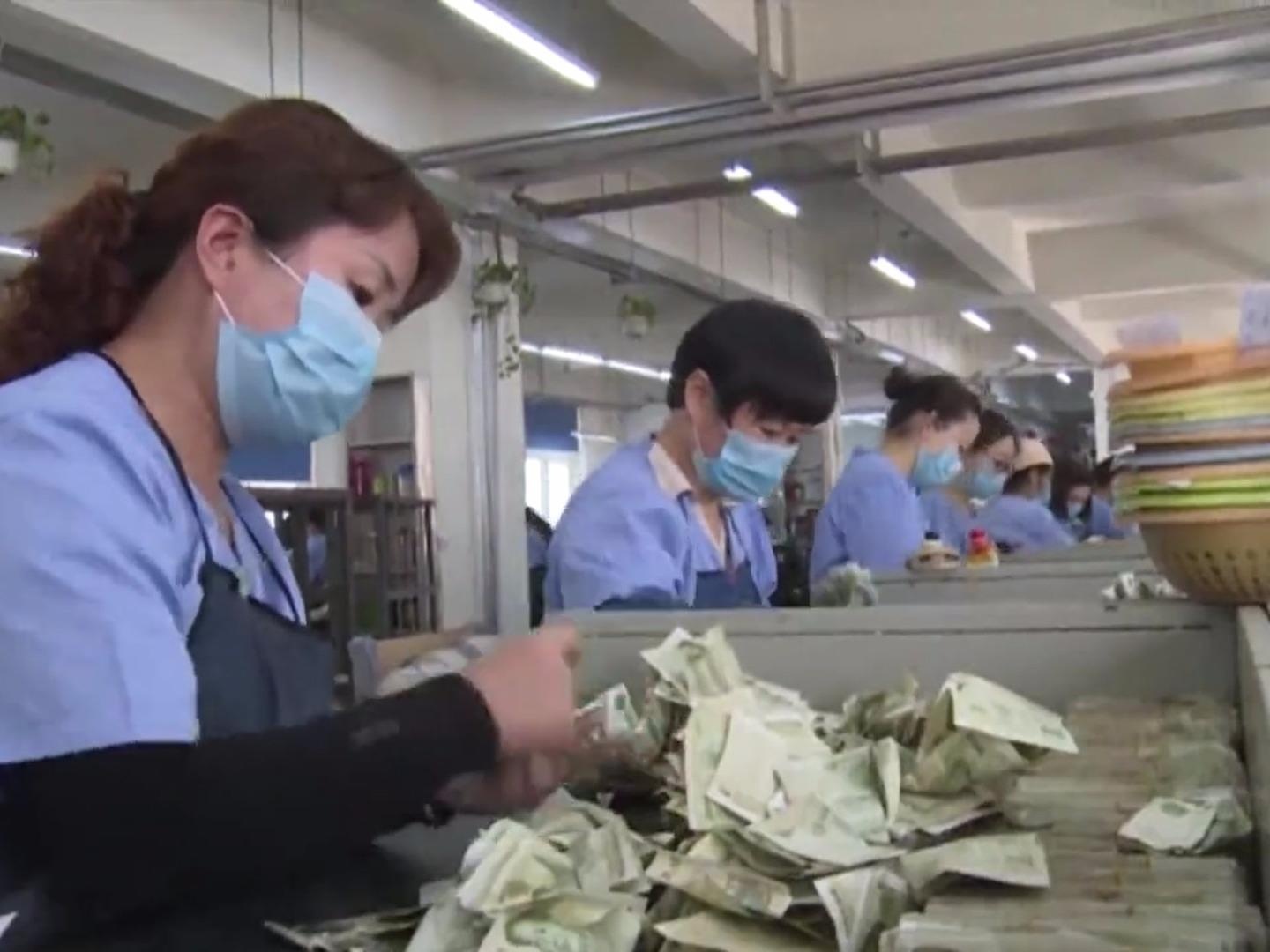 Nu nhan vien dem tien nhanh nhu may o Trung Quoc hinh anh