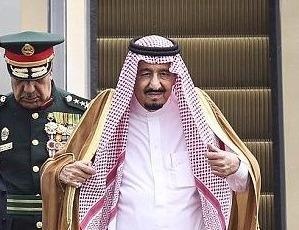 Quoc vuong Saudi Arabia dung thang dat vang khi den Nhat hinh anh