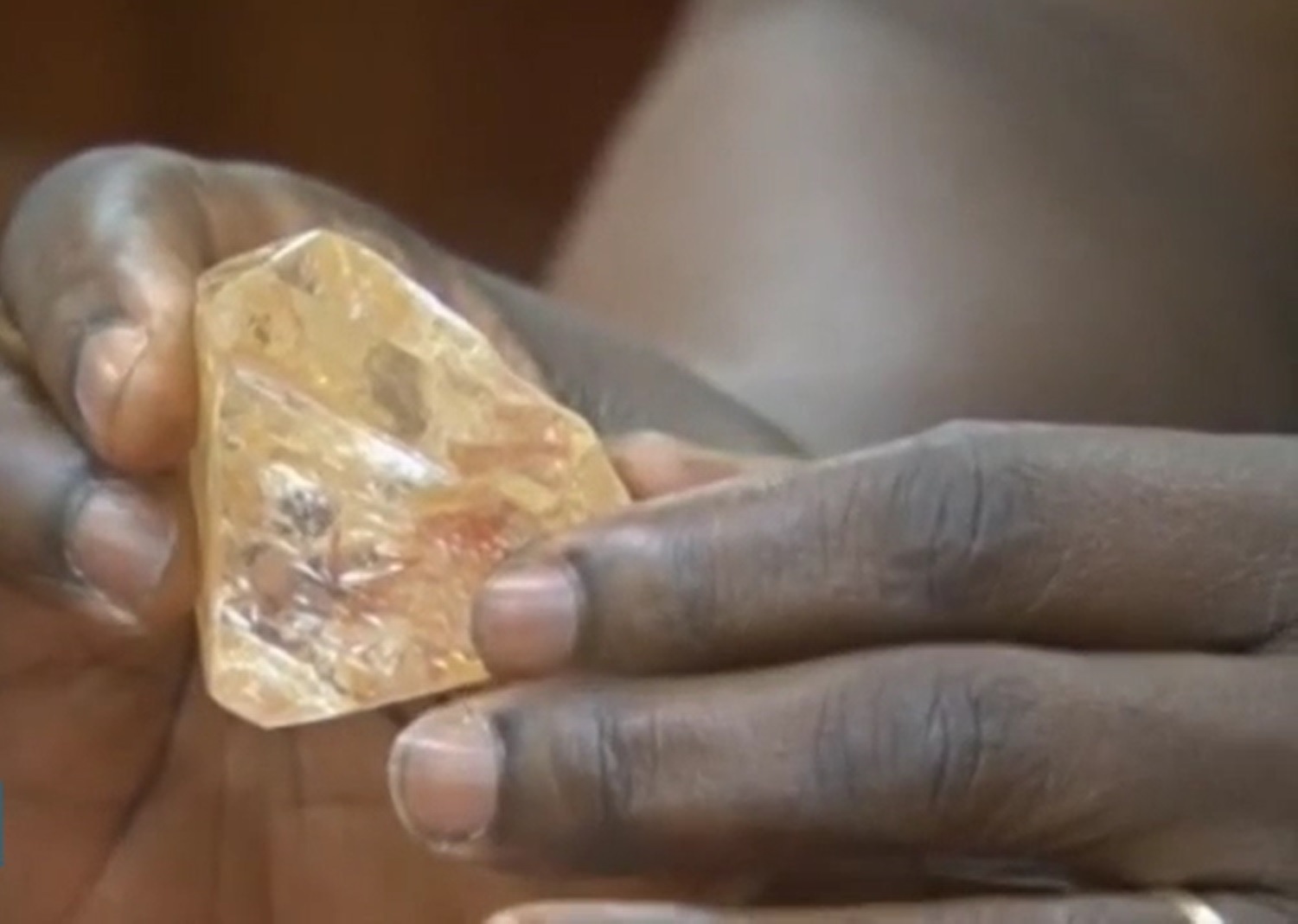 Can canh vien da quy 706 carat o vung dat 'Kim cuong mau' hinh anh