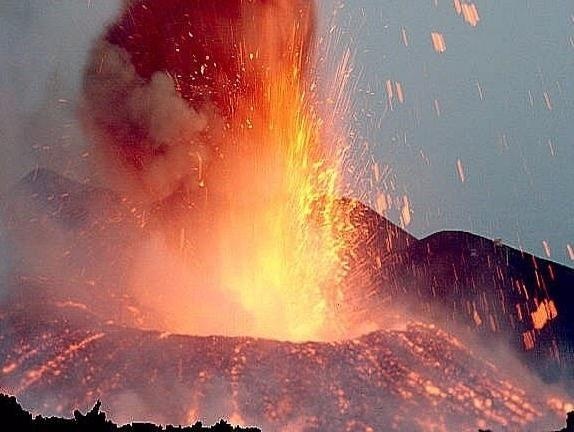 Dong dung nham 'no tung' khi gap bang tren nui lua Italy hinh anh