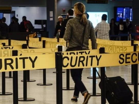 My cam mang laptop, may tinh bang len may bay hinh anh