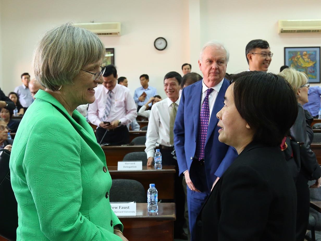 Chu tich Dai hoc Harvard tham Dai hoc Fulbright Viet Nam hinh anh