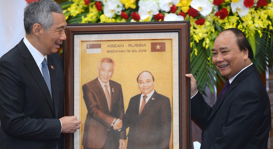 Thu tuong Nguyen Xuan Phuc tang tranh gao cho thu tuong Singapore hinh anh