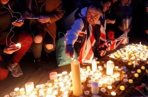 Hoa va nuoc mat trong le tuong niem nan nhan vu khung bo o Anh hinh anh