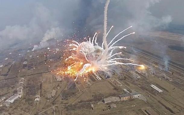 Kho vu khi phat no o Ukraine, 20.000 nguoi phai so tan hinh anh