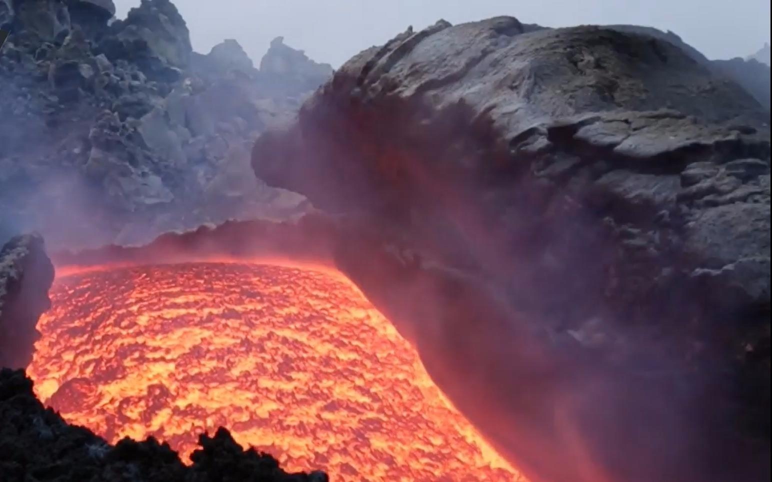 Nui lua lon nhat chau Au phun trao dong dung nham do ruc hinh anh