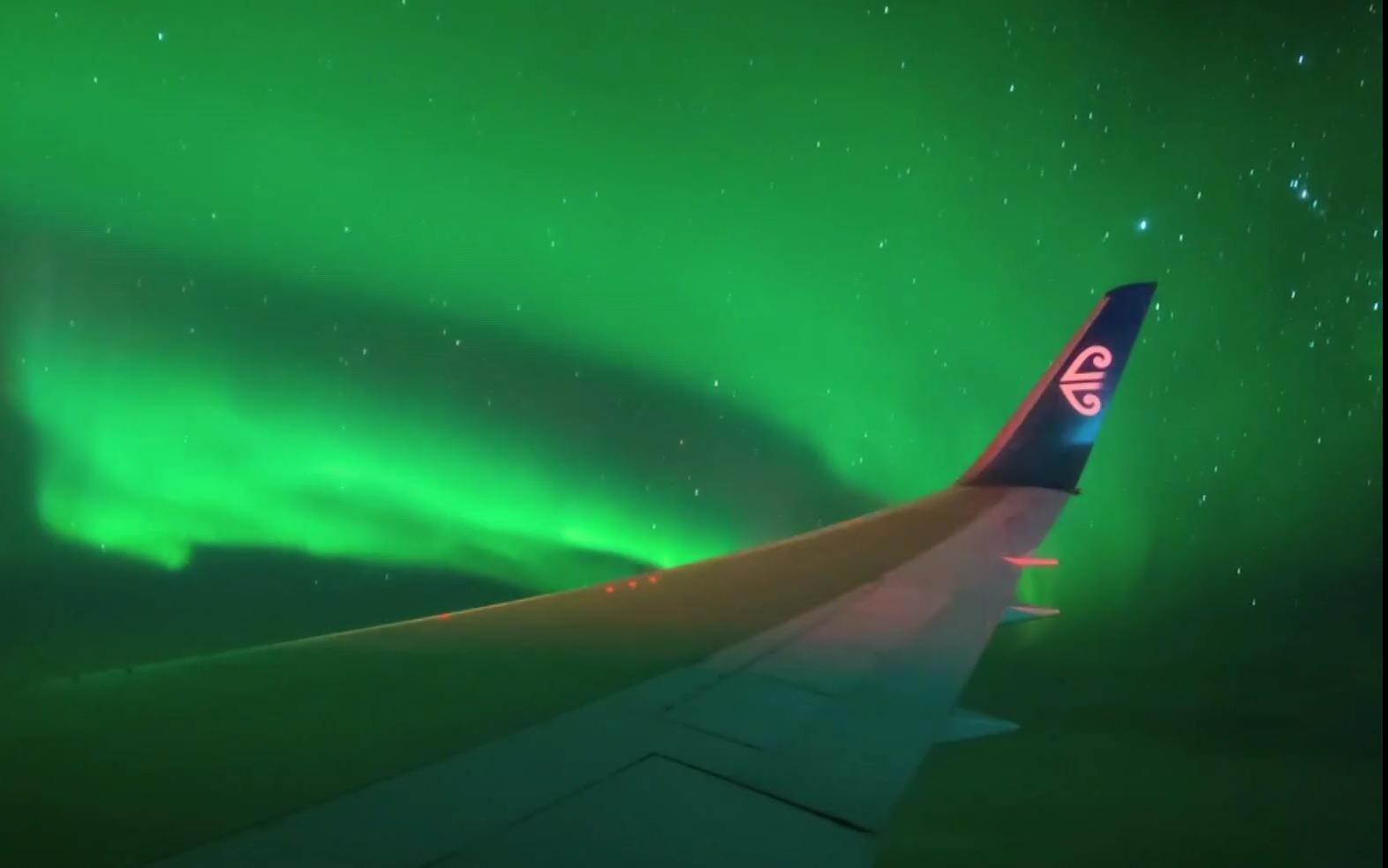 Ve dep choang ngop cua cuc quang qua cua so may bay hinh anh