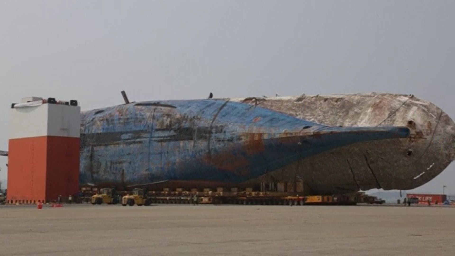 Pha Sewol duoc keo len bo sau hon 1.000 ngay hinh anh