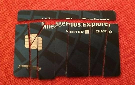 Khach hang be nat the hoi vien cua United Airlines hinh anh