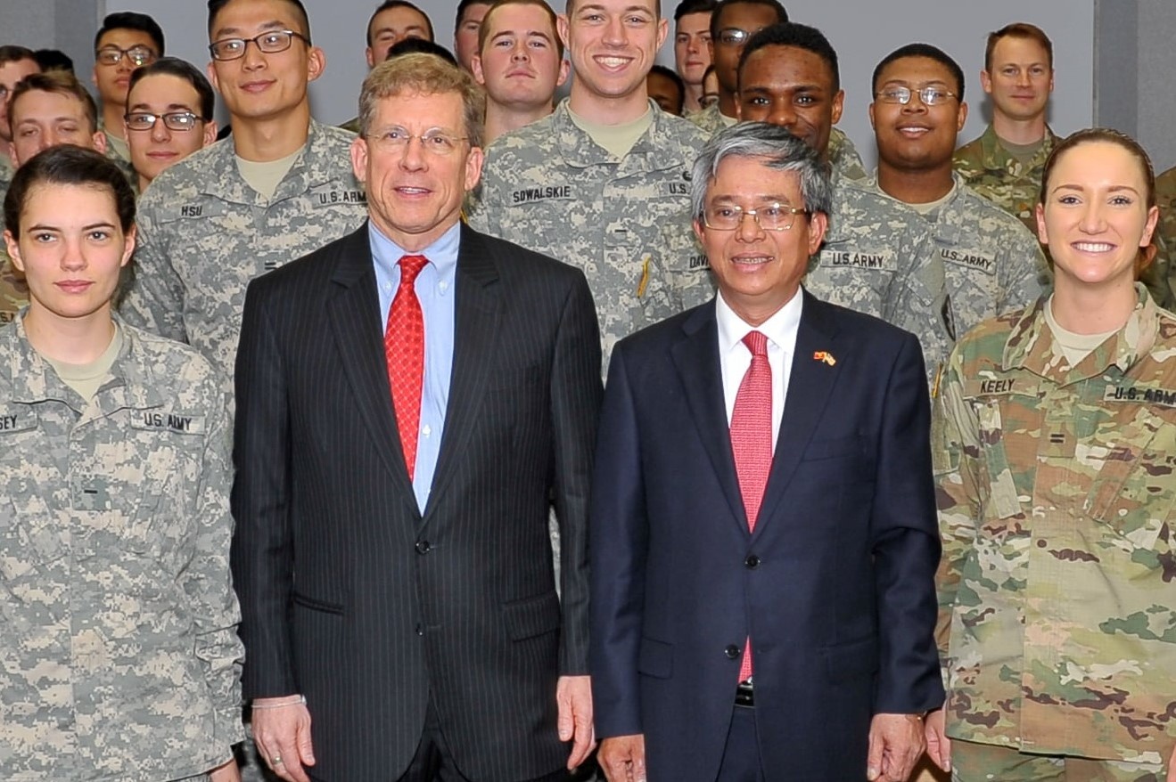 Dai su Pham Quang Vinh tham Hoc vien Quan su West Point tai My hinh anh