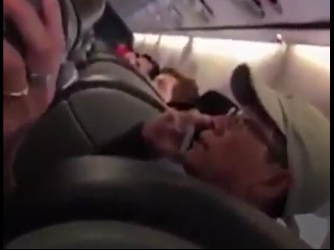 Khoanh khac truoc khi ong David Dao bi keo xuong may bay hinh anh