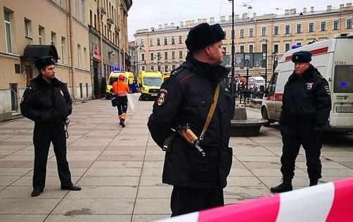 No lon gan ga tau o Saint Petersburg hinh anh