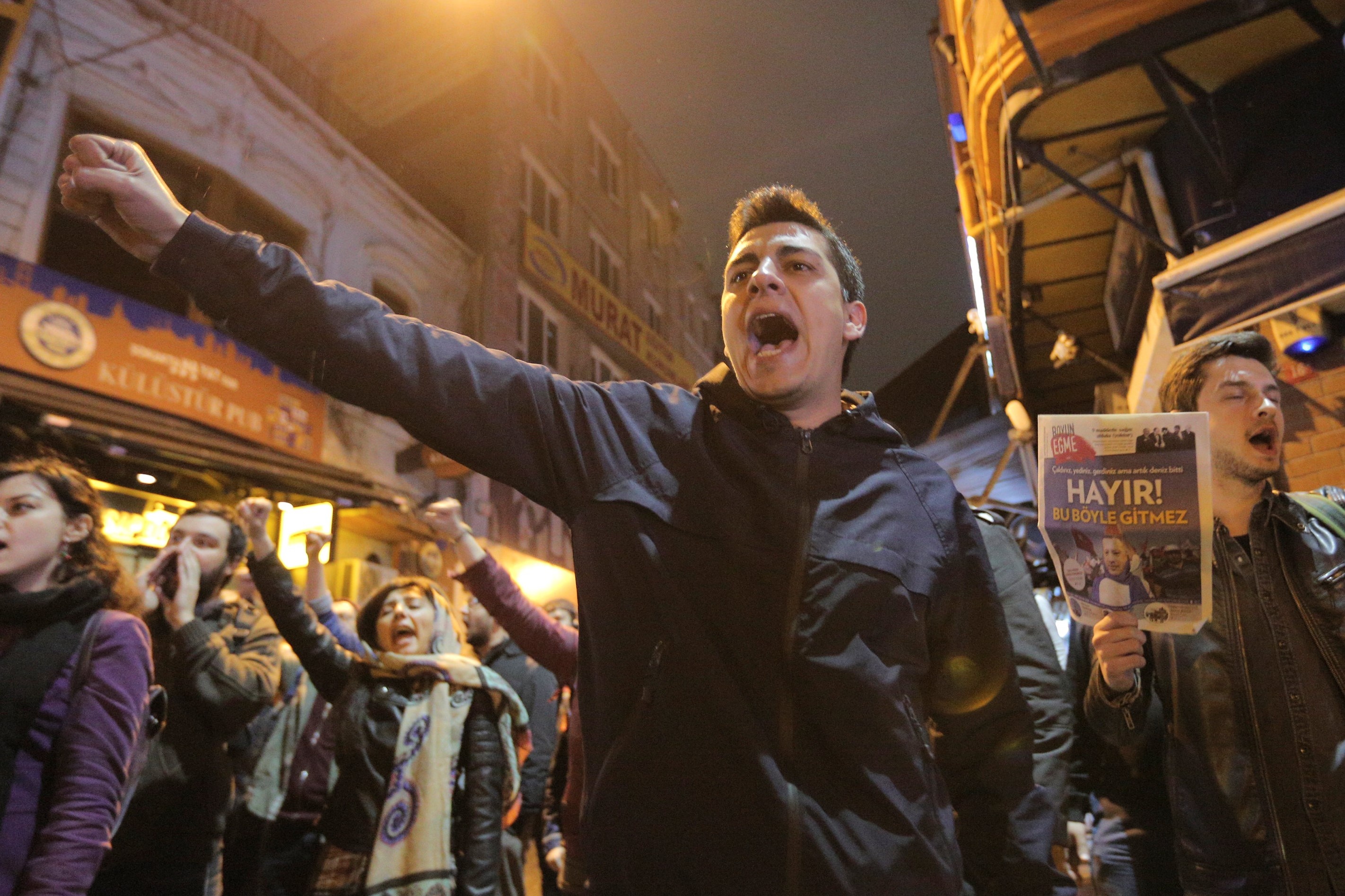 Bao loan vi tong thong 'sieu quyen luc' o Tho Nhi Ky hinh anh