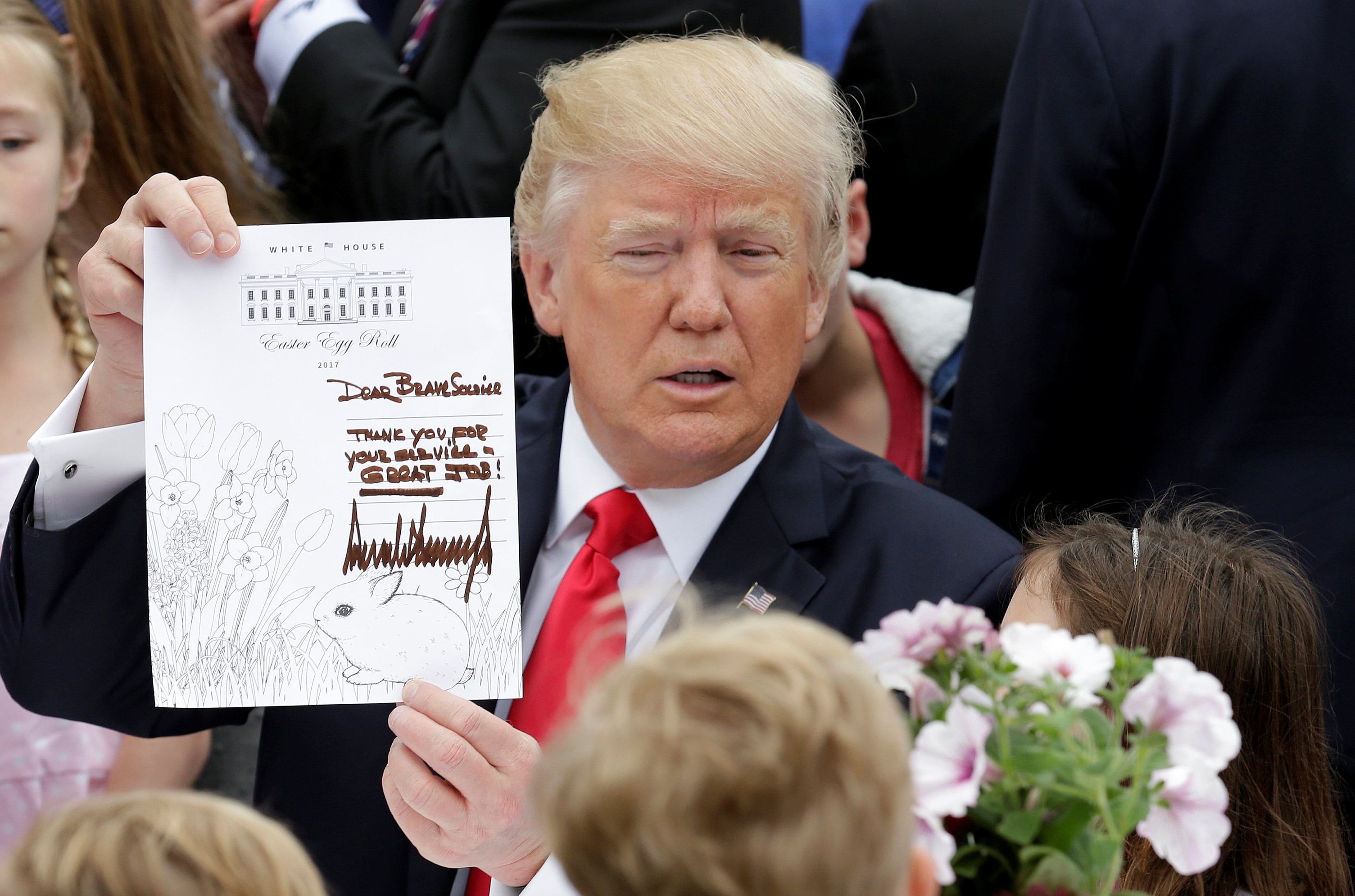 Tong thong Trump lam thiep cung tre em tai Nha Trang hinh anh