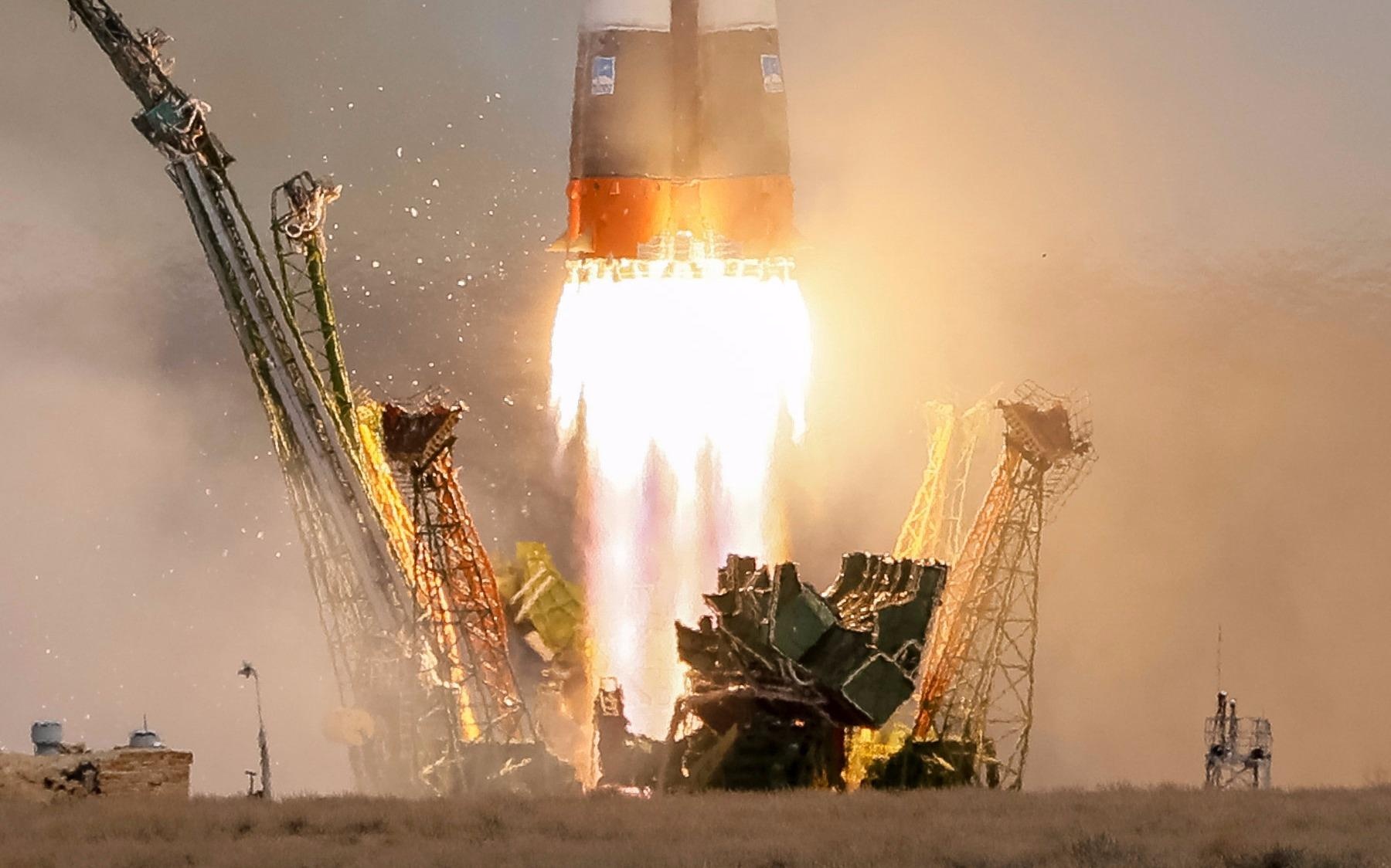 Tau Soyuz khoi hanh den cong trinh 100 ty USD trong vu tru hinh anh