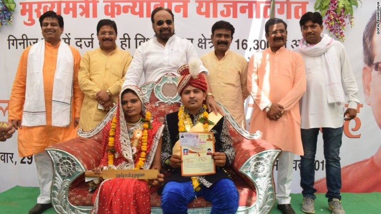 Ấn Độ tặng gậy để phụ nữ trị chồng ảnh 1 An Do tang gay de phu nu tri chong anh 1