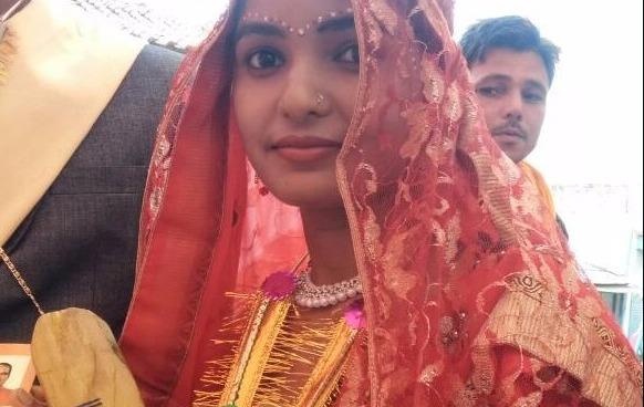 Co dau An Do duoc tang 10.000 cay gay de tri chong hinh anh