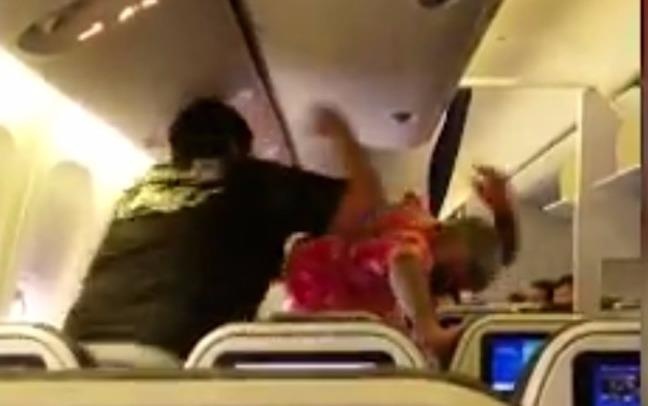 Hanh khach danh nhau tren may bay o Nhat Ban hinh anh