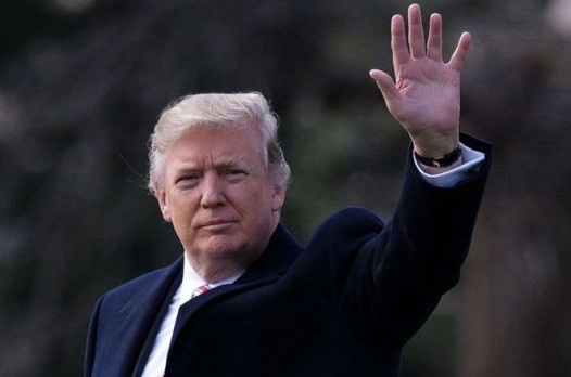 Tong thong Trump lan dau cong du nuoc ngoai hinh anh