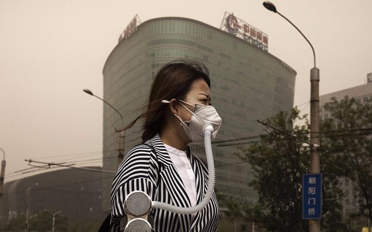 Khoanh khac Trung Quoc vat lon voi bao cat vao top anh tuan hinh anh