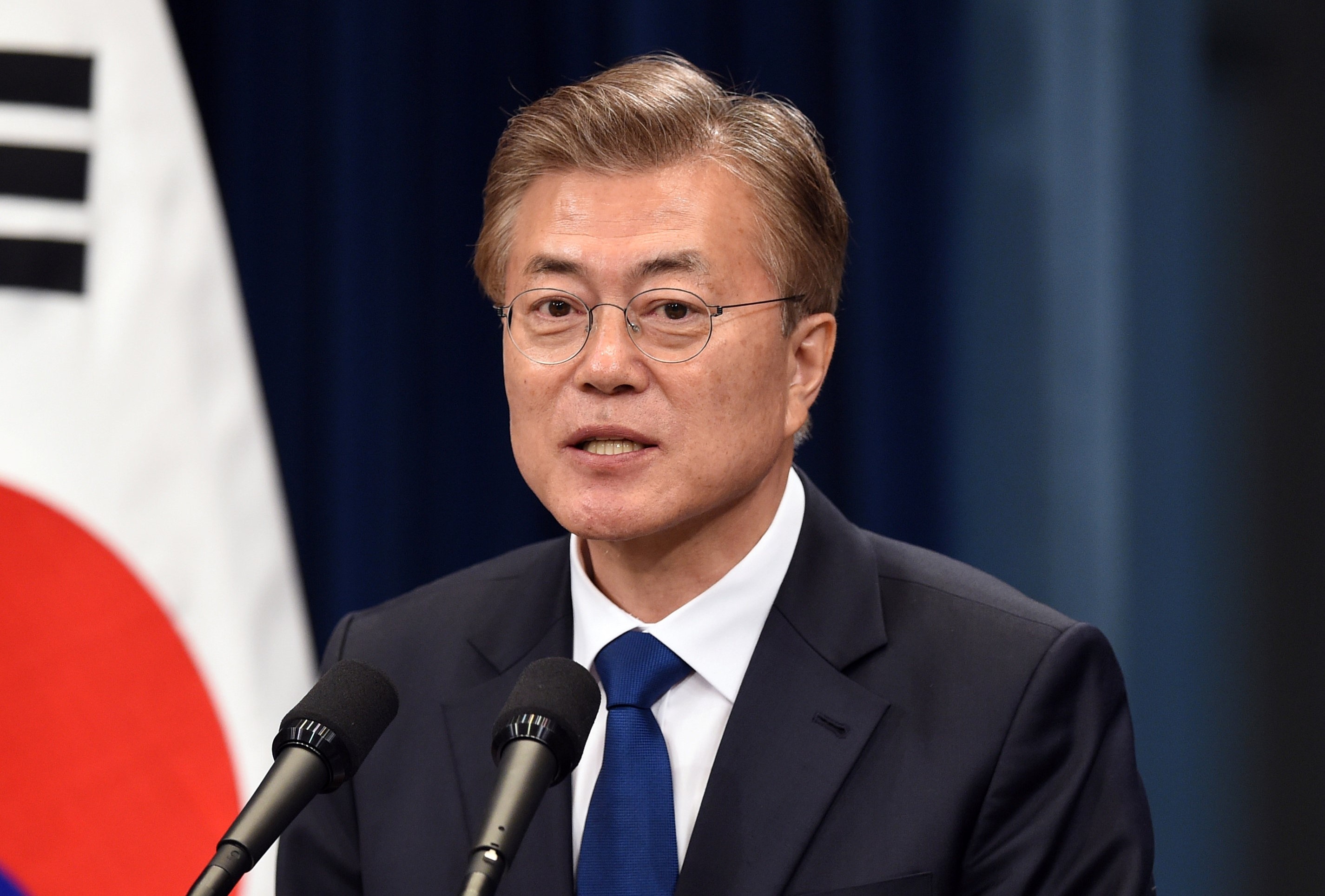 Chu tich nuoc chuc mung tan Tong thong Han Quoc Moon Jae In hinh anh