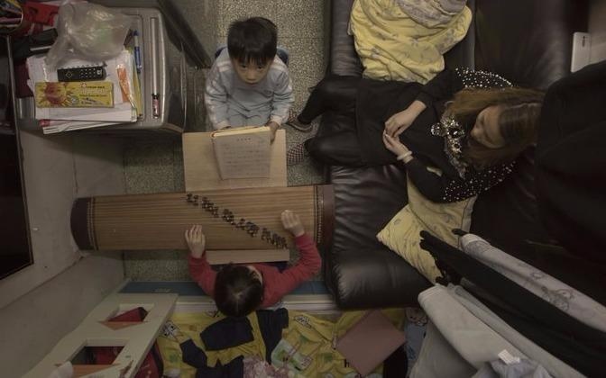 Nguoi ngheo o Hong Kong chat vat trong 'nha quan tai' hinh anh