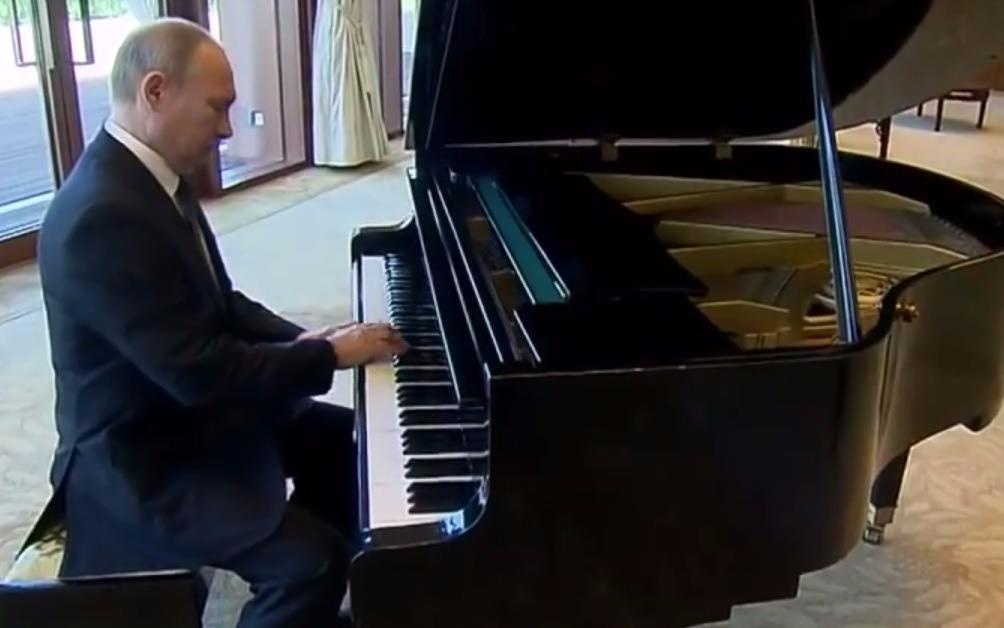 Putin the hien tai piano o nha rieng ong Tap Can Binh hinh anh