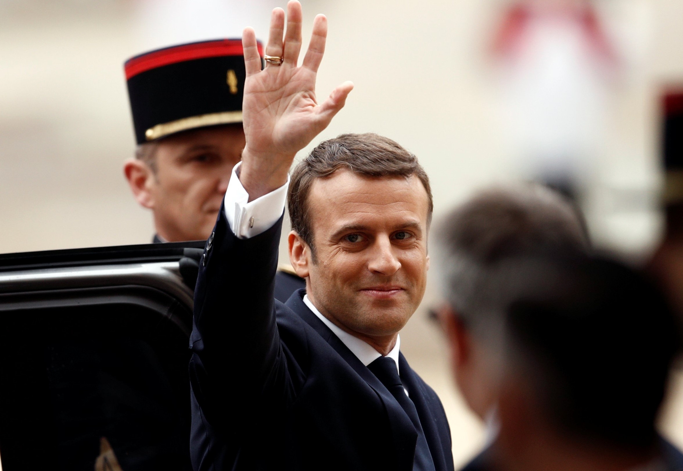 21 phat dai bac don chao tong thong Phap tre nhat lich su hinh anh