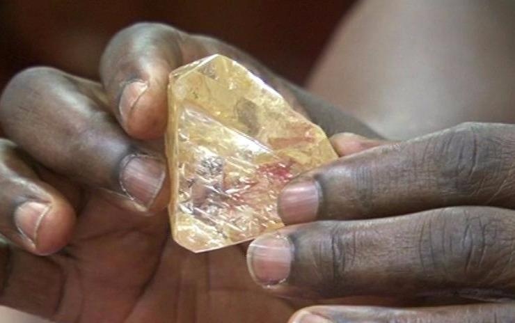 Kim cuong khong lo e am vi qua dat hinh anh