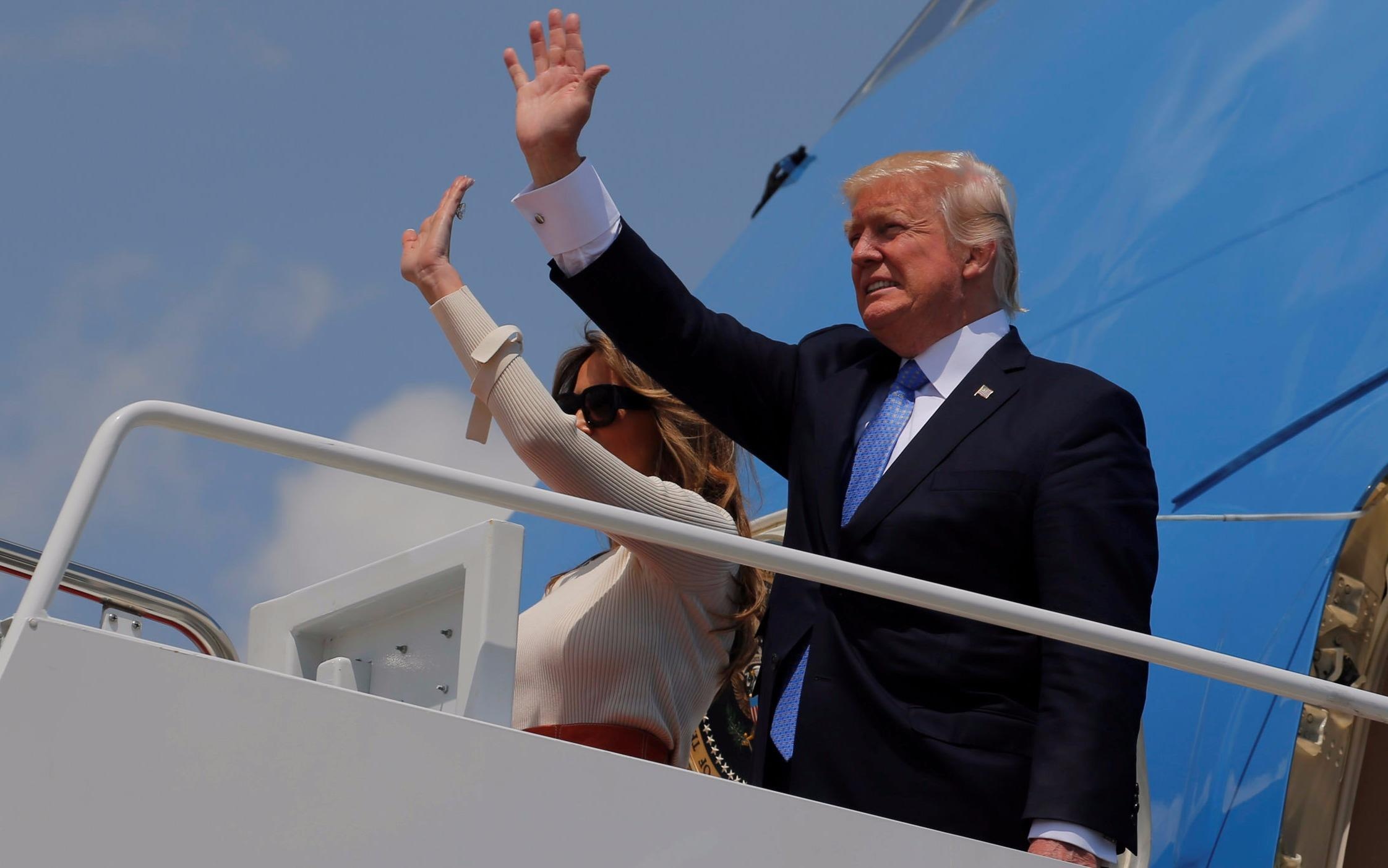 Tong thong Trump bat dau chuyen cong du 'chua co tien le' hinh anh