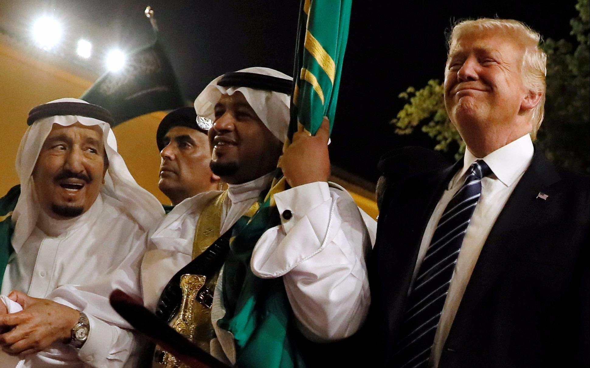 Tong thong Trump mua kiem o Saudi Arabia hinh anh