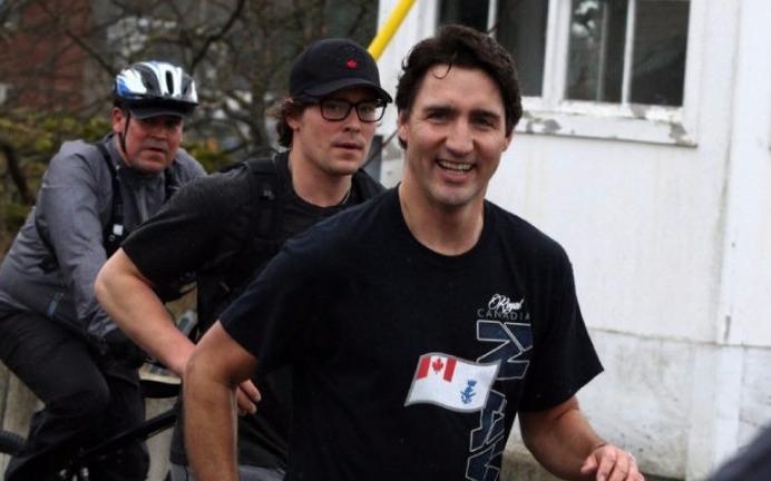 Thu tuong Canada ngau hung chup anh cung sinh vien khi chay bo hinh anh