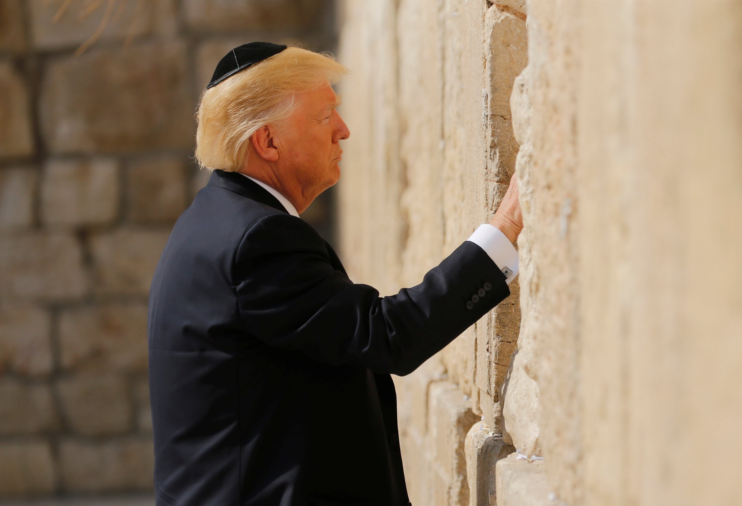 Ong Trump doi mu cau nguyen ben Buc tuong Than khoc hinh anh