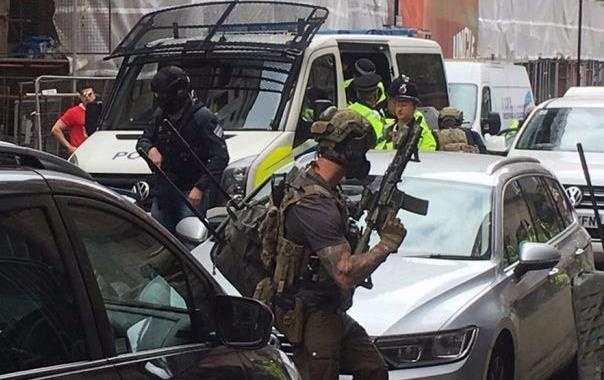 Bat giu cha va em trai nghi pham khung bo Manchester hinh anh