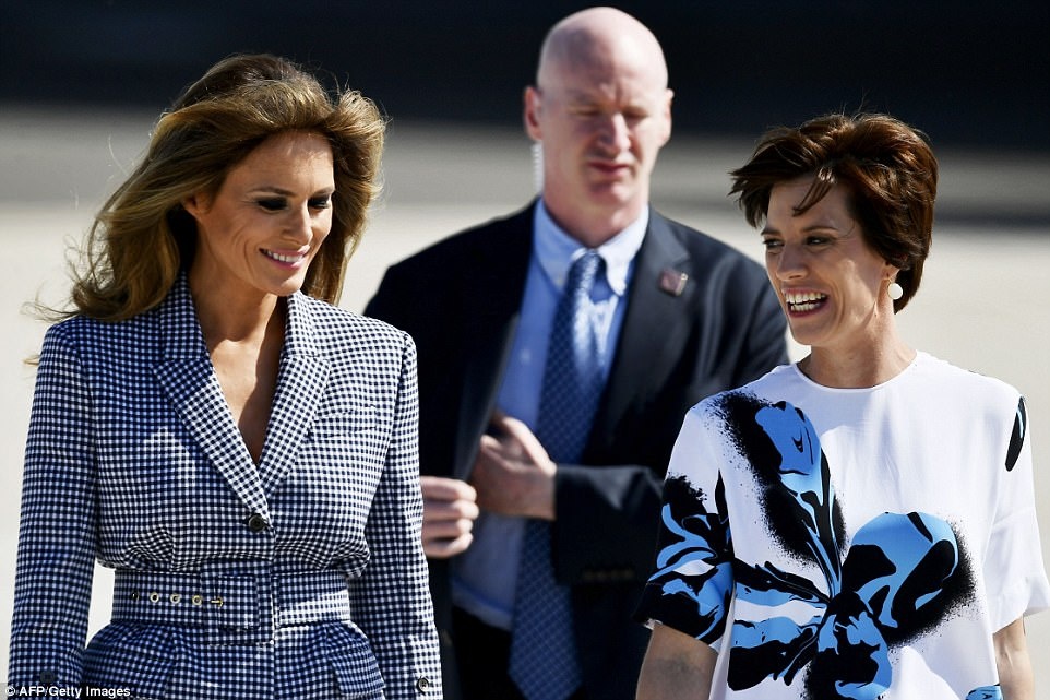 Roi Vatican, ba Melania tuoi tan trong trang phuc moi tai Bi hinh anh