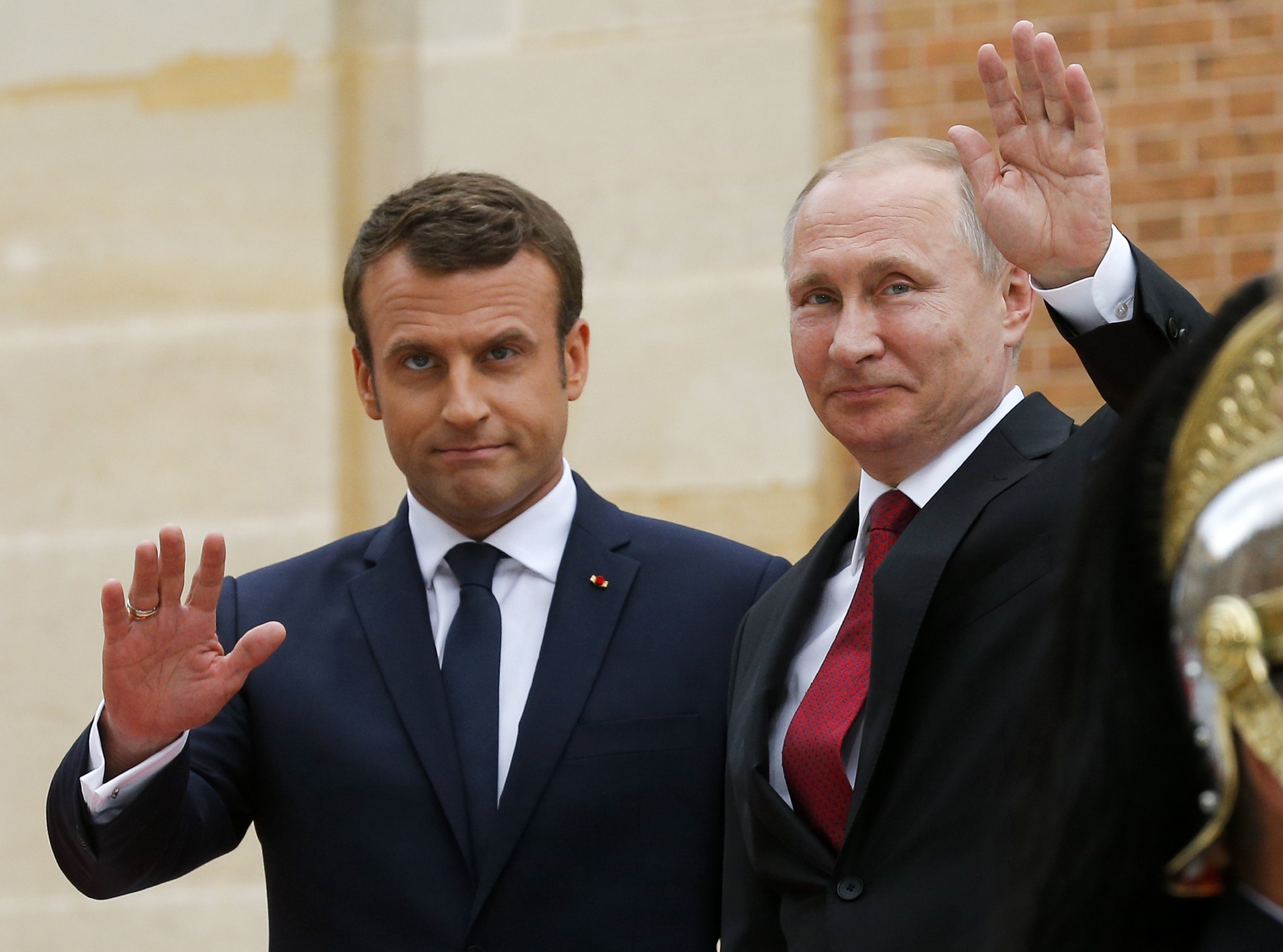 Ong Putin gap ong Macron, ky niem 300 nam quan he Nga - Phap hinh anh
