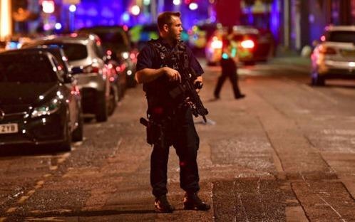 Canh sat Anh mat 8 phut de tieu diet nghi pham khung bo o London hinh anh