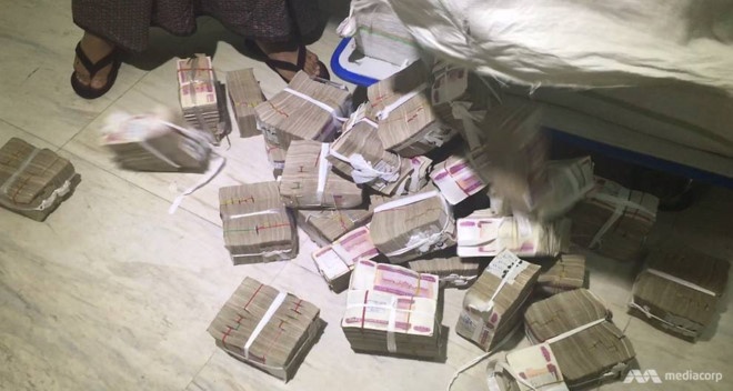 Nguoi Myanmar mang bao tai tien di mua nha hinh anh