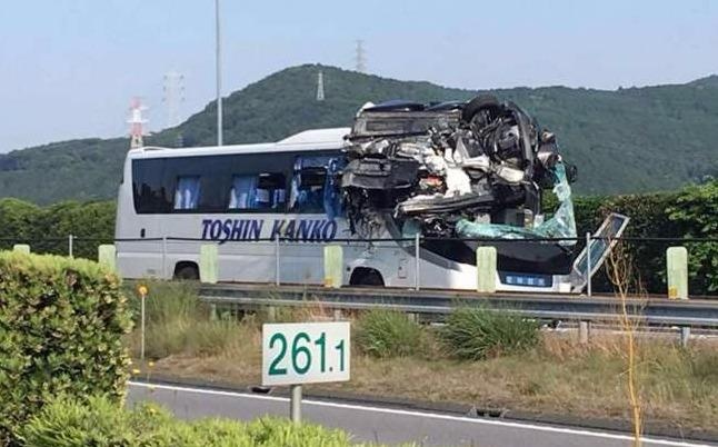 Oto bay thang vao dau xe buyt o Nhat Ban hinh anh