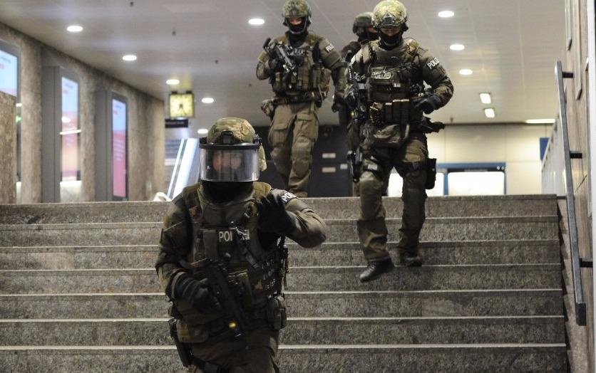 Cuop sung va tan cong canh sat tai ga tau o Duc hinh anh