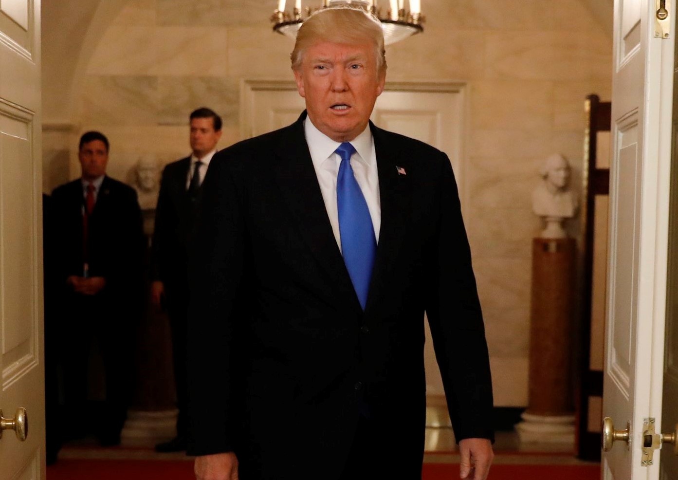 Vo chong Tong thong Trump tham ha nghi si bi trung dan hinh anh