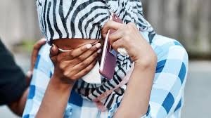 Nguoi me noi loi vinh biet trong toa thap chay o London hinh anh