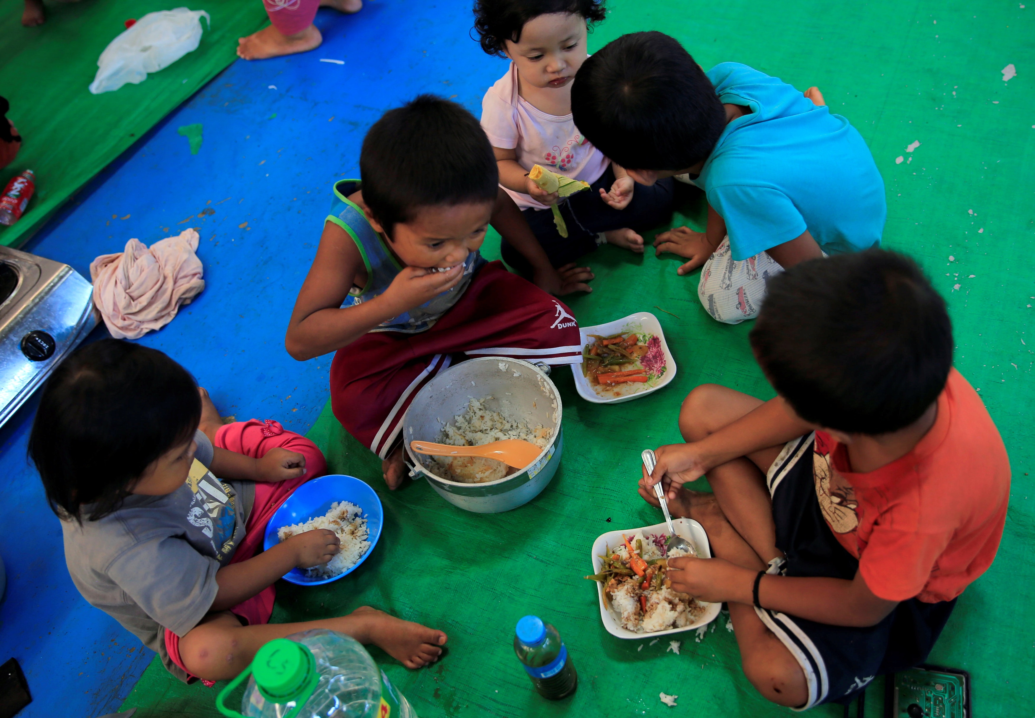 dan Philippines thiet mang trong luc cho Maute bi tieu diet anh 1