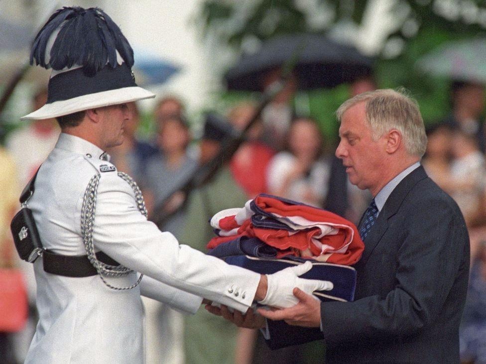 Khoanh khac Anh trao tra Hong Kong cho Trung Quoc 20 nam truoc hinh anh