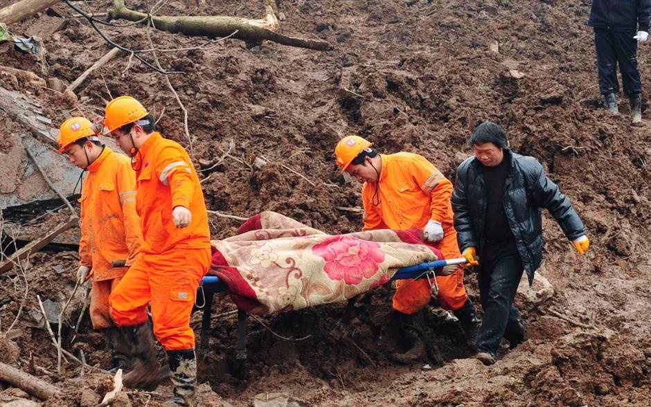 Thoat chet than ky trong vu lo dat nho tieng khoc cua con trai hinh anh